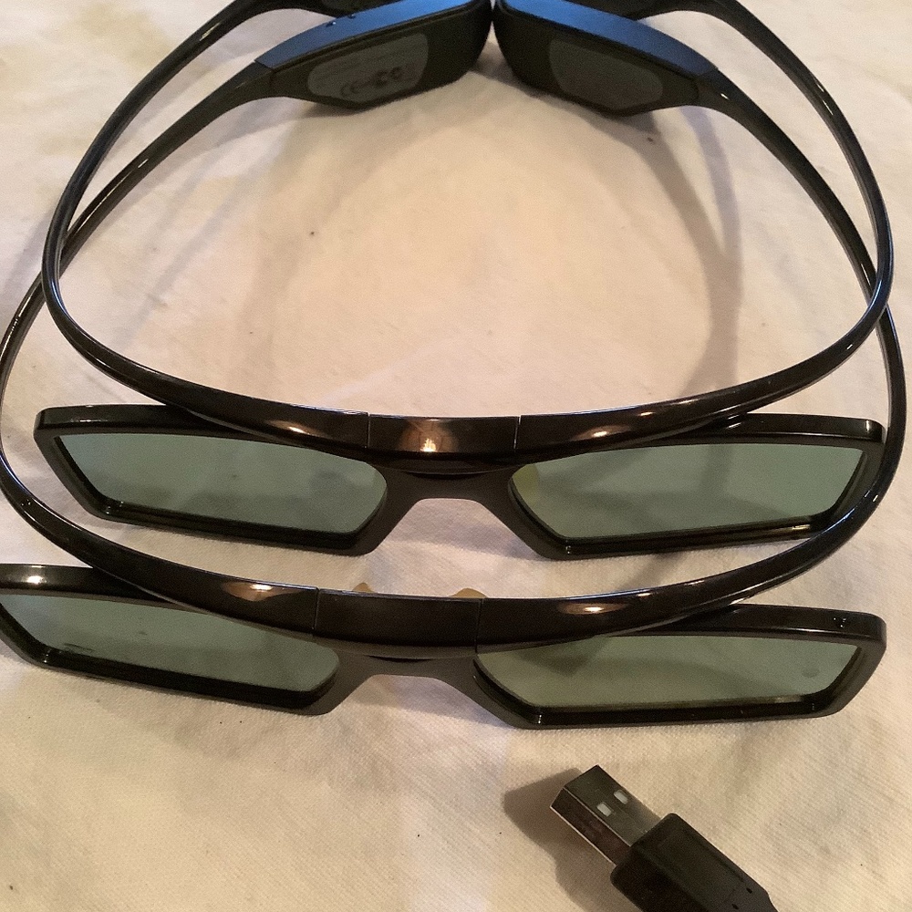Set of 2 Samsung Silhouette rechargeable lightweight 3D glasses